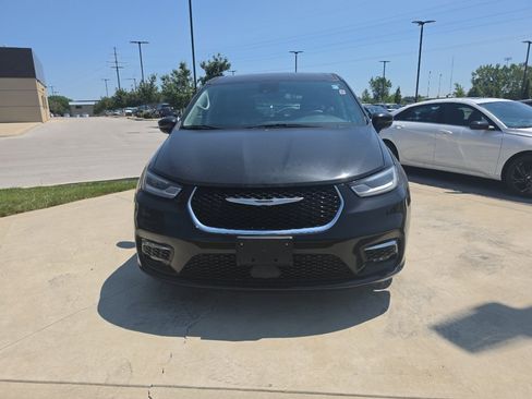 Used 2023 Chrysler Pacifica Touring-L FWD image 2