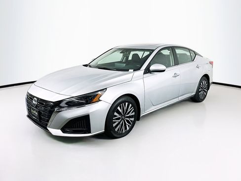 Used 2023 Nissan Altima 2.5 SV w/ SV Premium Package image 3