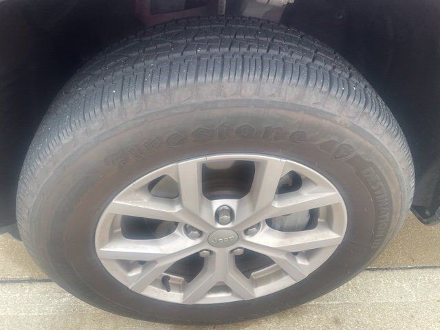 Used 2022 Jeep Grand Cherokee Limited AWD/4WD image 3