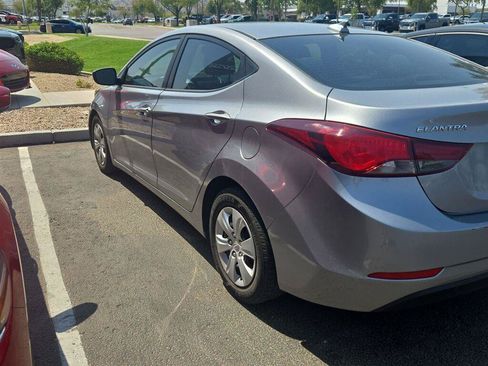 Used 2016 Hyundai Elantra SE FWD image 4