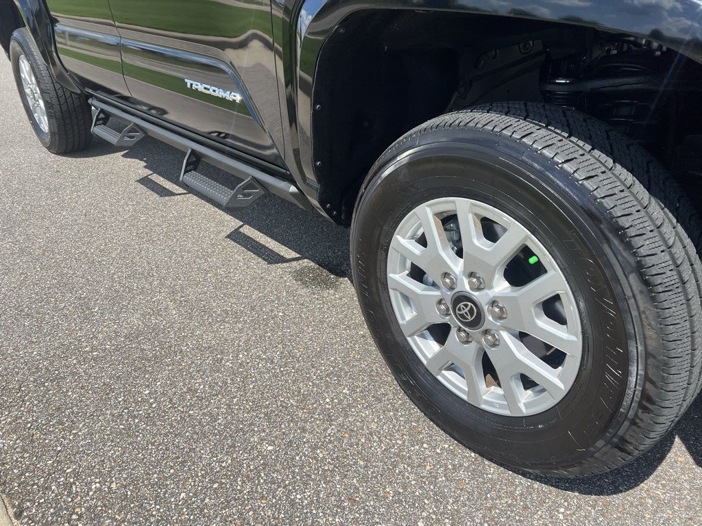 Used 2025 Toyota Tacoma SR5 AWD/4WD image 11