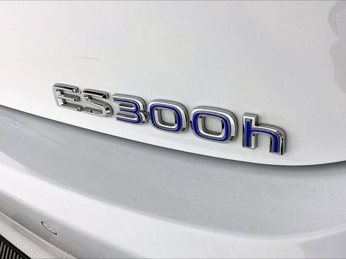 Used 2022 Lexus ES 300h F Sport image 9
