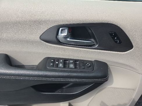 Used 2023 Chrysler Pacifica Touring-L FWD image 15