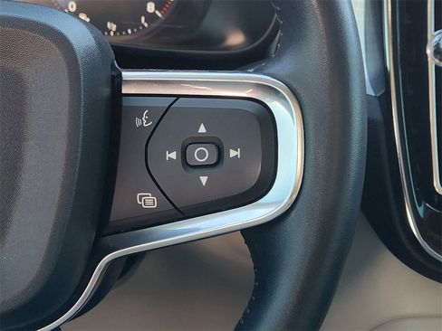 Used 2020 Volvo XC40 T5 Momentum w/ Protection Package Premier image 28