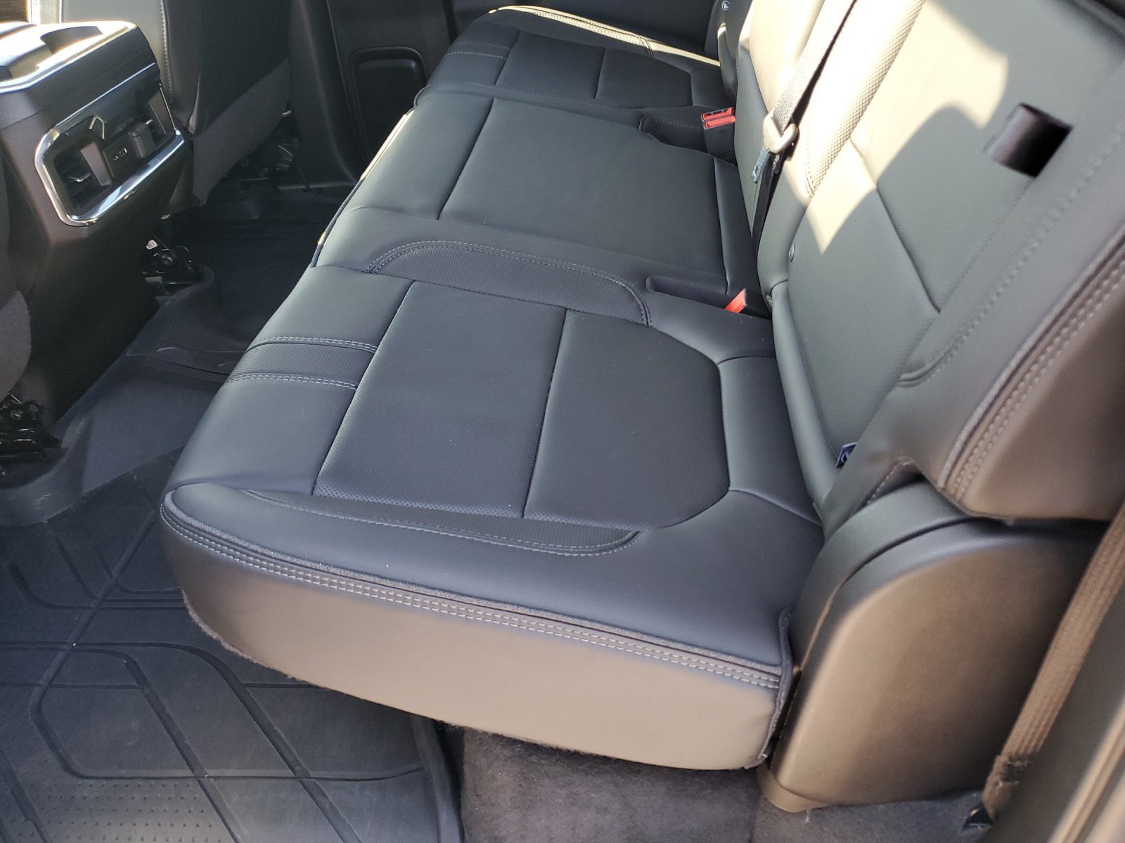 Used 2022 Chevrolet Silverado 1500 High Country w/ Technology Package AWD/4WD image 15