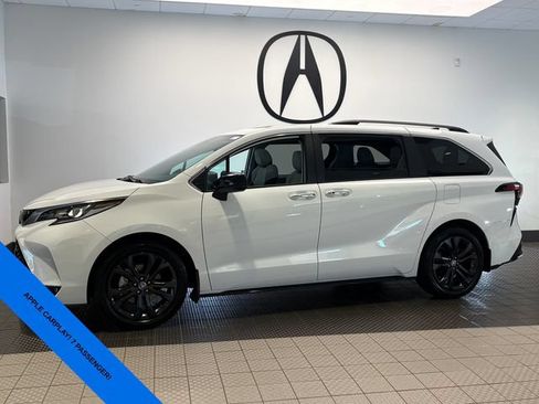 Used 2023 Toyota Sienna XSE w/ XSE Plus Package FWD image 3