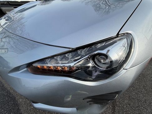 Used 2017 Toyota 86 Base 2dr Coupe 6M image 5