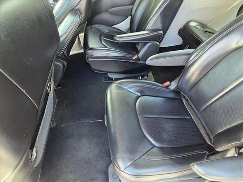 Used 2023 Chrysler Pacifica Touring-L FWD image 17