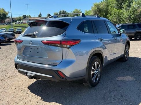 Used 2023 Toyota Highlander XLE AWD/4WD image 6