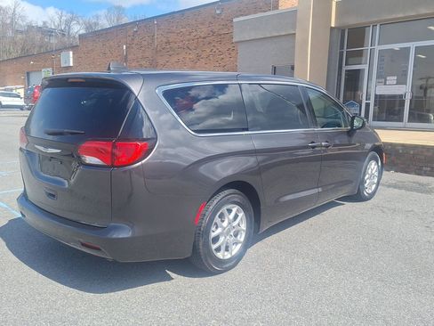 Used 2023 Chrysler Voyager LX image 3