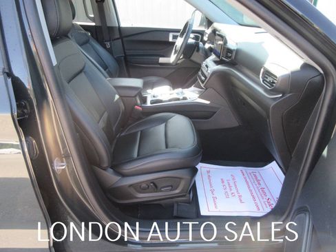 Used 2024 Ford Explorer XLT w/ Equipment Group 202A AWD/4WD image 17