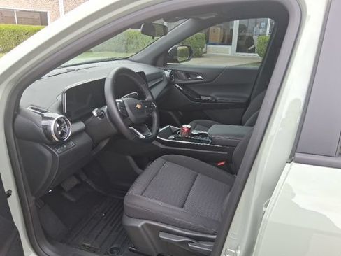 Used 2025 Chevrolet Equinox LT FWD image 4