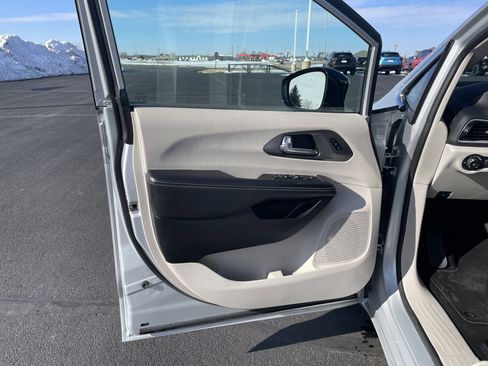 Used 2024 Chrysler Pacifica Touring-L image 19