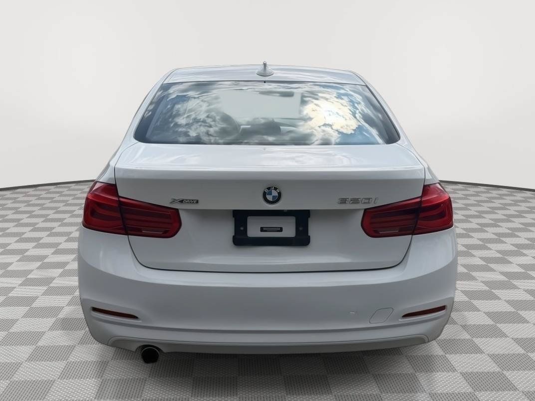 Used 2018 BMW 320i xDrive Sedan AWD/4WD image 4
