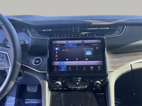 Used 2023 Jeep Grand Cherokee Limited image 19