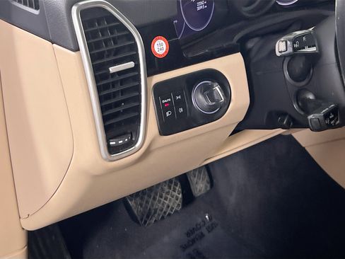 Used 2022 Porsche Cayenne AWD/4WD image 10