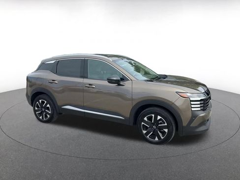 Used 2026 Nissan Kicks SR AWD/4WD image 2
