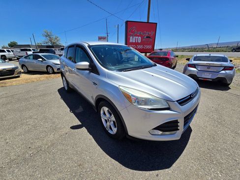 Used 2015 Ford Escape SE FWD image 2
