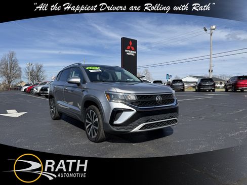 Used 2024 Volkswagen Taos SE image 1