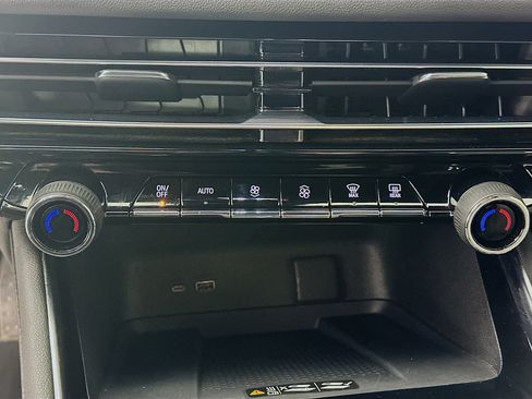 Used 2024 Chevrolet Traverse LT w/ Midnight/Sport Edition image 21