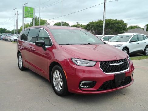 Used 2025 Chrysler Pacifica Select FWD image 4