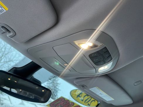 Used 2024 Chrysler Pacifica Touring-L image 25