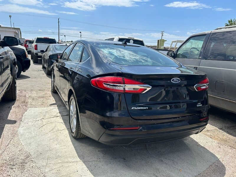 Used 2020 Ford Fusion SE FWD image 4
