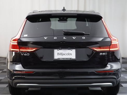 Used 2025 Volvo V60 B5 Cross Country Plus image 15