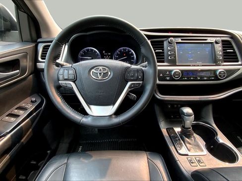 Used 2018 Toyota Highlander XLE AWD/4WD image 6