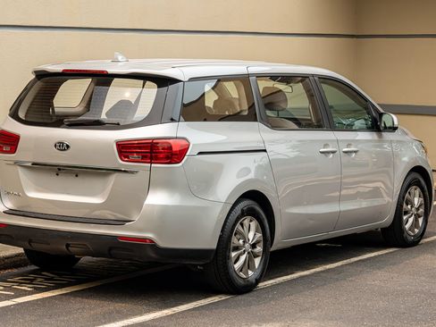 Used 2019 Kia Sedona L FWD image 13