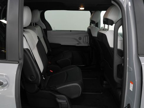 Used 2026 Toyota Sienna AWD image 12