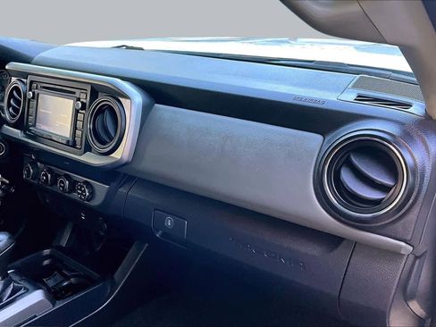 Certified 2019 Toyota Tacoma SR5 AWD/4WD image 17