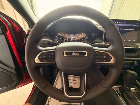Used 2025 Jeep Compass Trailhawk AWD/4WD image 32