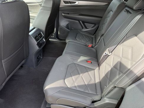 Used 2025 Volkswagen Atlas Cross Sport SE FWD image 21