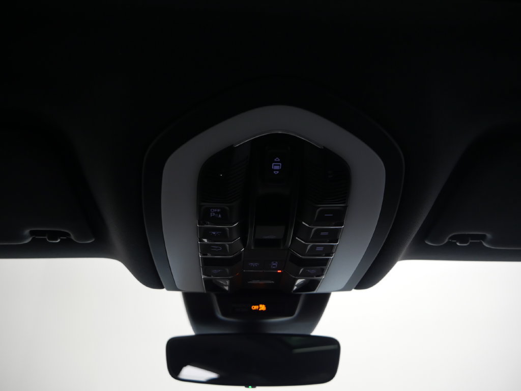 Certified 2026 Porsche Macan AWD/4WD image 36