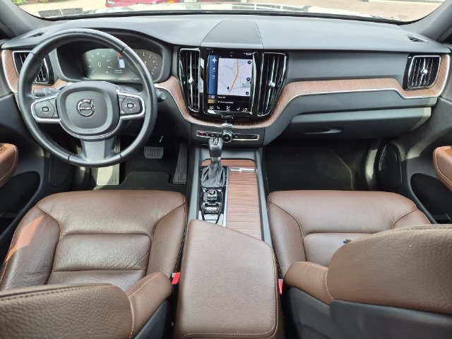 Used 2021 Volvo XC60 T5 Momentum w/ Premium Package AWD/4WD image 23