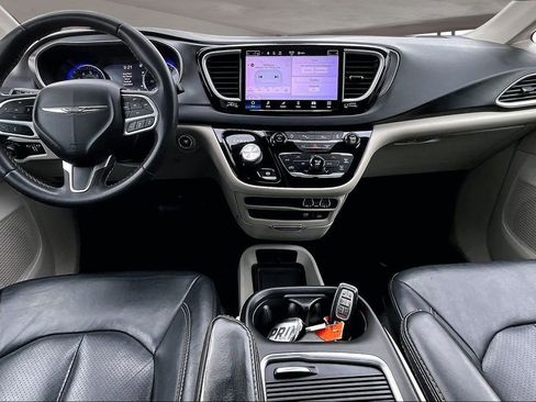 Used 2022 Chrysler Pacifica Touring-L FWD image 17
