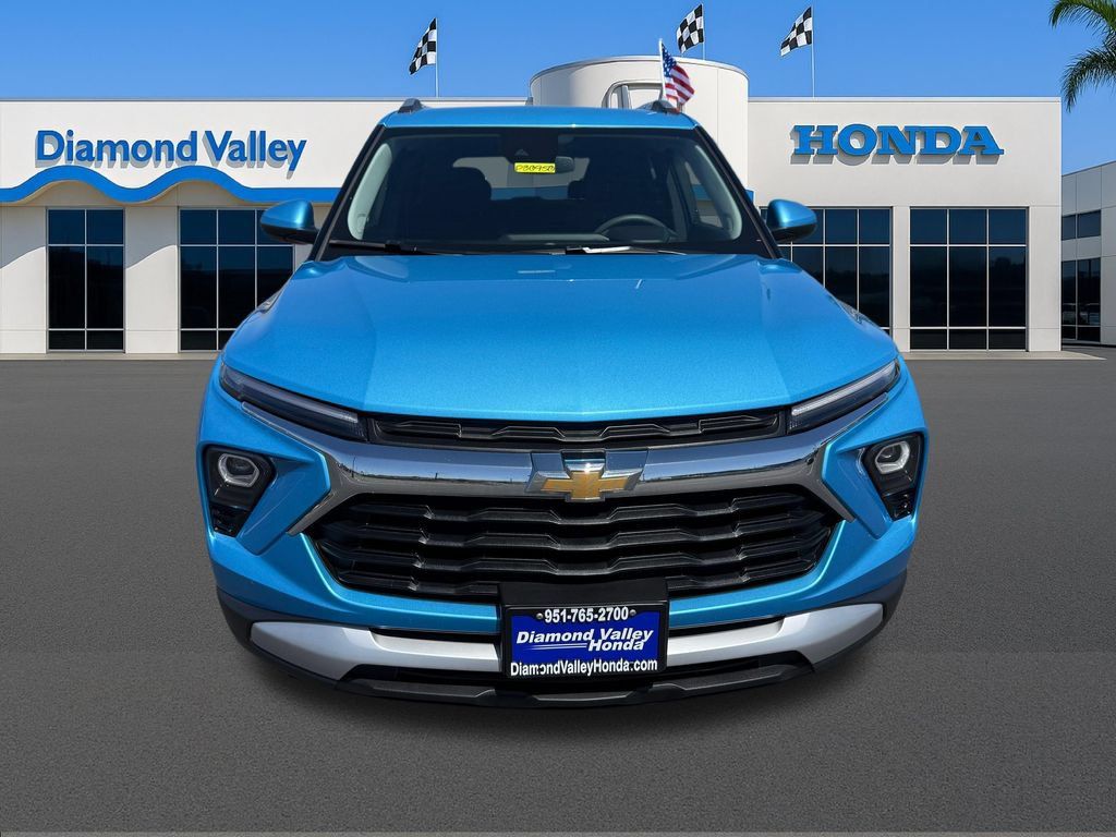 Used 2025 Chevrolet TrailBlazer LT FWD image 2