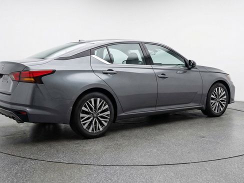 Used 2025 Nissan Altima 2.5 SV FWD image 9