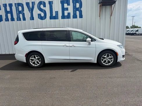 Used 2020 Chrysler Pacifica Touring-L Plus w/ Tire & Wheel Group FWD image 9
