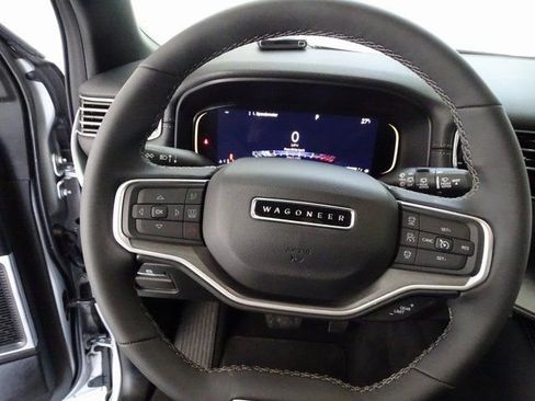Certified 2025 Jeep Wagoneer Base image 6