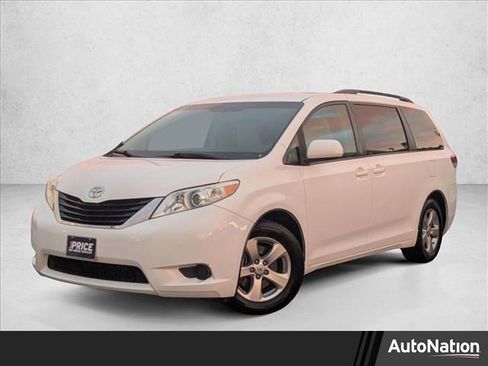 Used 2011 Toyota Sienna LE image 1