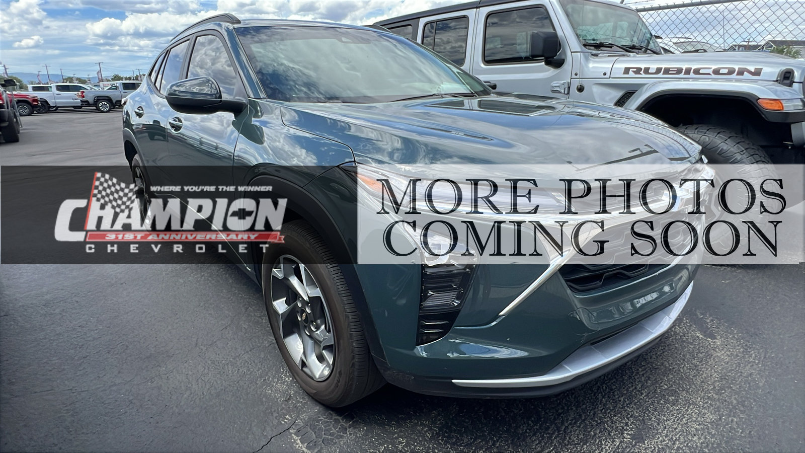Used 2025 Chevrolet Trax LT w/ Sunroof Package FWD image 1