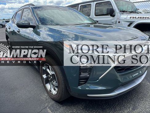 Used 2025 Chevrolet Trax LT w/ Sunroof Package FWD image 1