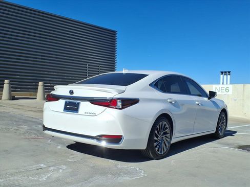 Used 2025 Lexus ES 300h w/ Luxury Package image 6