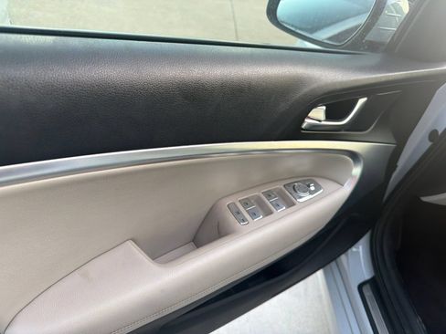 Used 2022 Genesis G70 2.0T RWD image 9