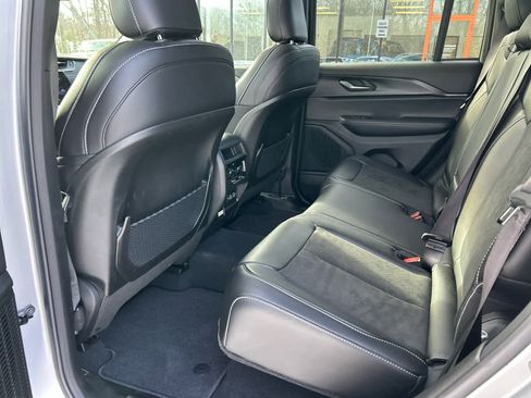 Used 2025 Jeep Grand Cherokee Altitude image 48