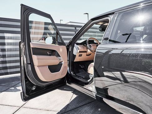 Used 2025 Land Rover Range Rover Long Wheelbase SE image 29