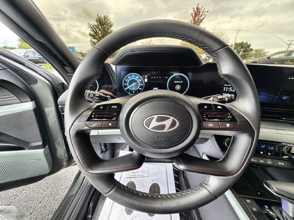 Used 2025 Hyundai Elantra Limited FWD image 11