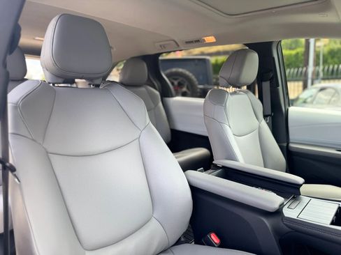 Used 2025 Toyota Sienna XLE image 11